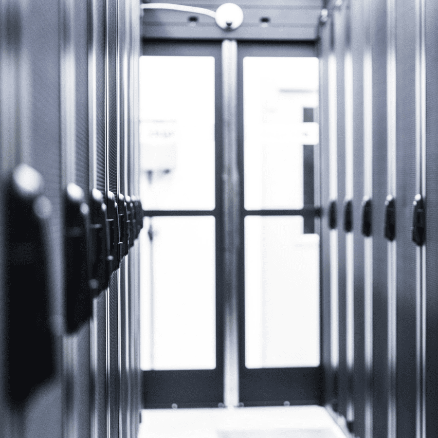 Foto von einem Gang zwischen zwei Rack-Schrank-Reihen in einem LWLcom-Rechenzentrum